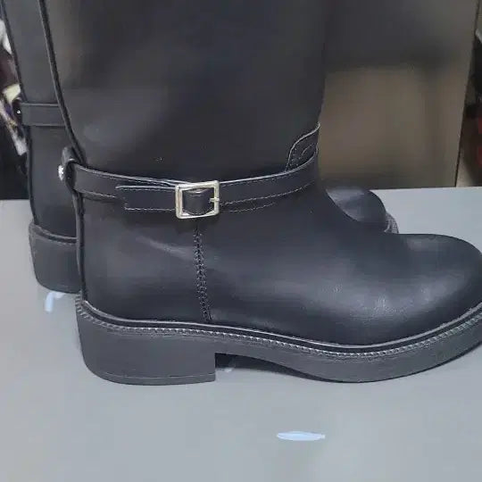[BUNJANG] Black Buckle Strap Platform Boots / 검정 버클 스트랩 통굽 부츠