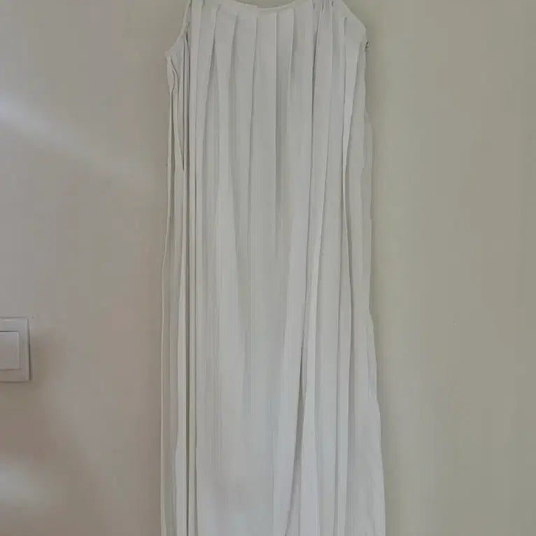 [BUNJANG] White Wrinkle Strap Dress / 화이트 주름 원피스 (셀프웨딩촬영가능)