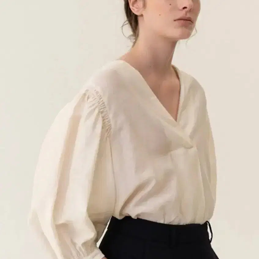 [BUNJANG] Kinder Salmon Balloon Blouse Cream / 킨더살몬 벌룬 블라우스 크림
