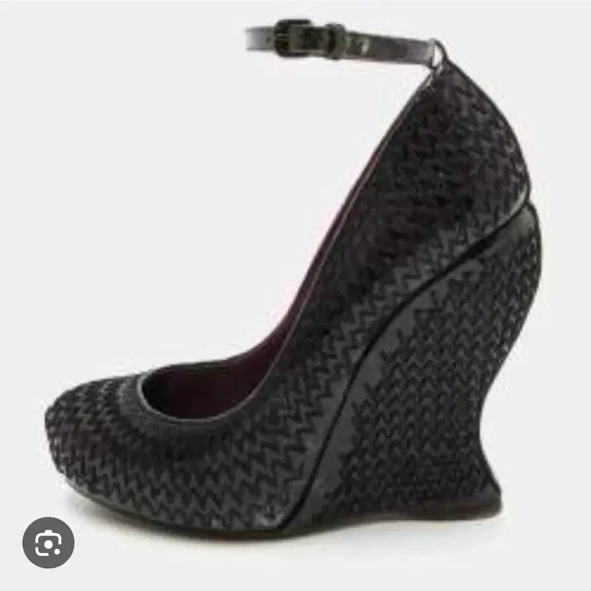 [BUNJANG] Bottega Veneta Black Patent Leather Strap Wedge Heels (Size 35) / 보테가베네타 블랙  스트랩 웨지힐