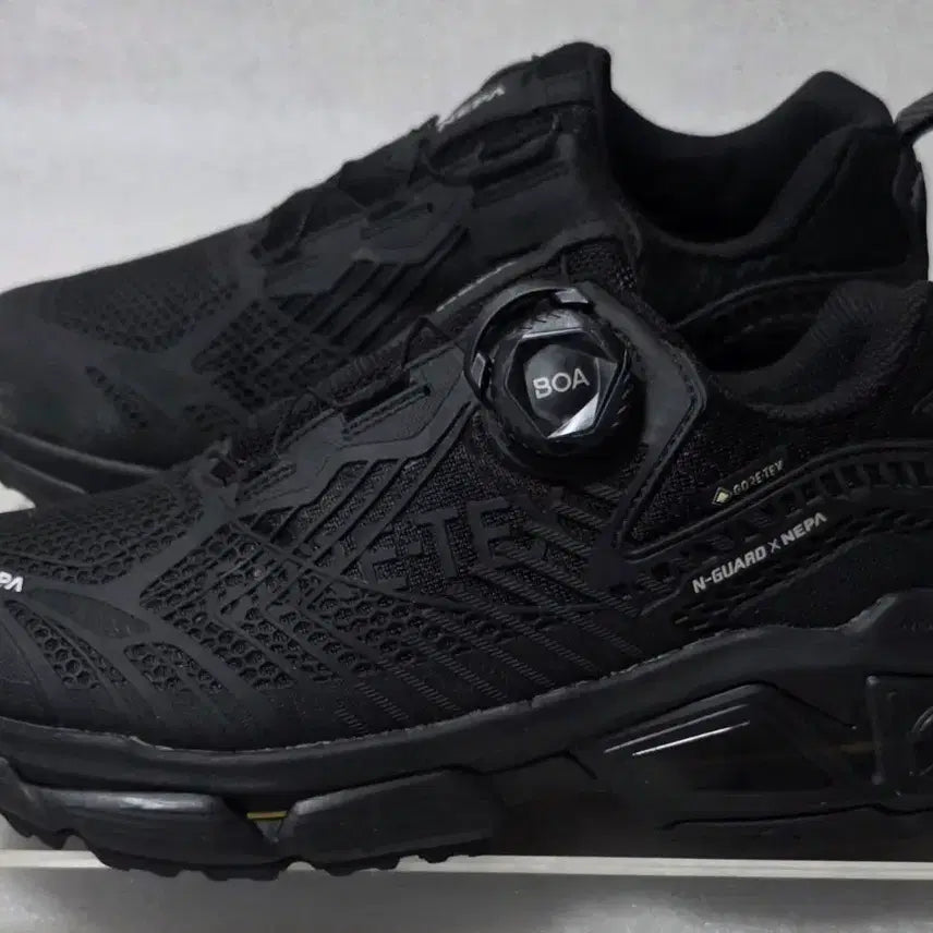 [BUNJANG] NEPA GORE-TEX Lightweight Hiking & Trekking Shoes with BOA Dial (Unisex) / 네파 NEPA 고어텍스 경등산화 트레킹화 보아다이얼 공용 250~255