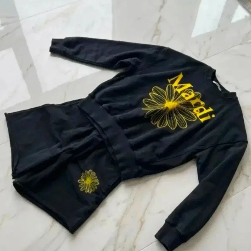 [BUNJANG] Mardi Mercredi Flower Sweatshirt and Shorts Set / 마르디 메르크디 플라워 맨투맨 세트