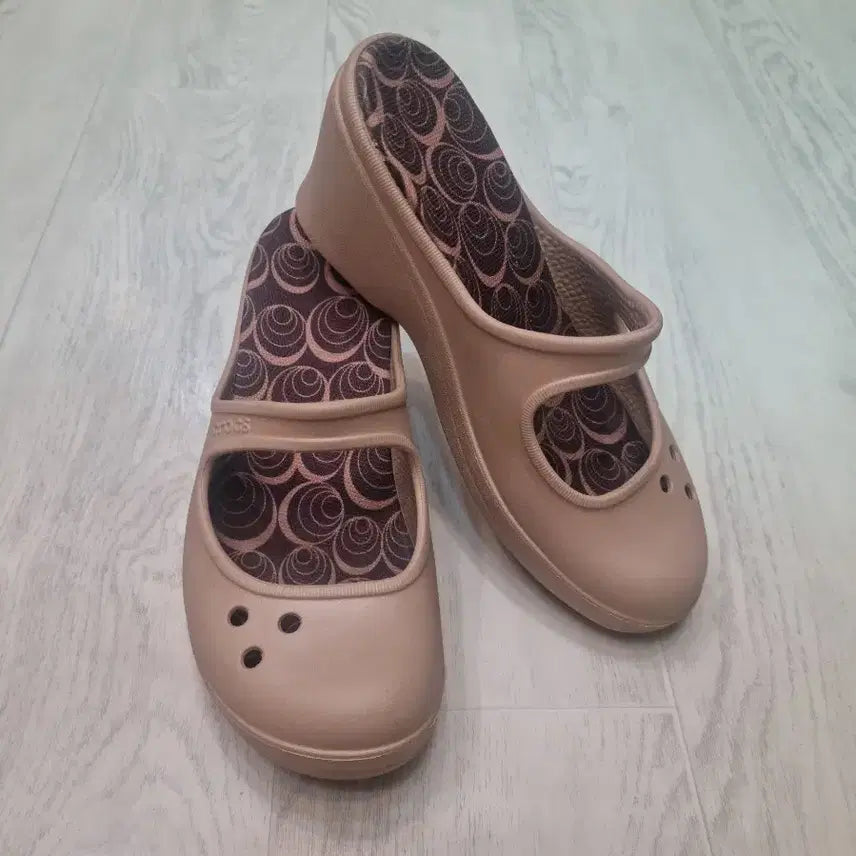 [BUNJANG] Crocs Beige Sandals (Size W8) / W8/크록스/인기단종템