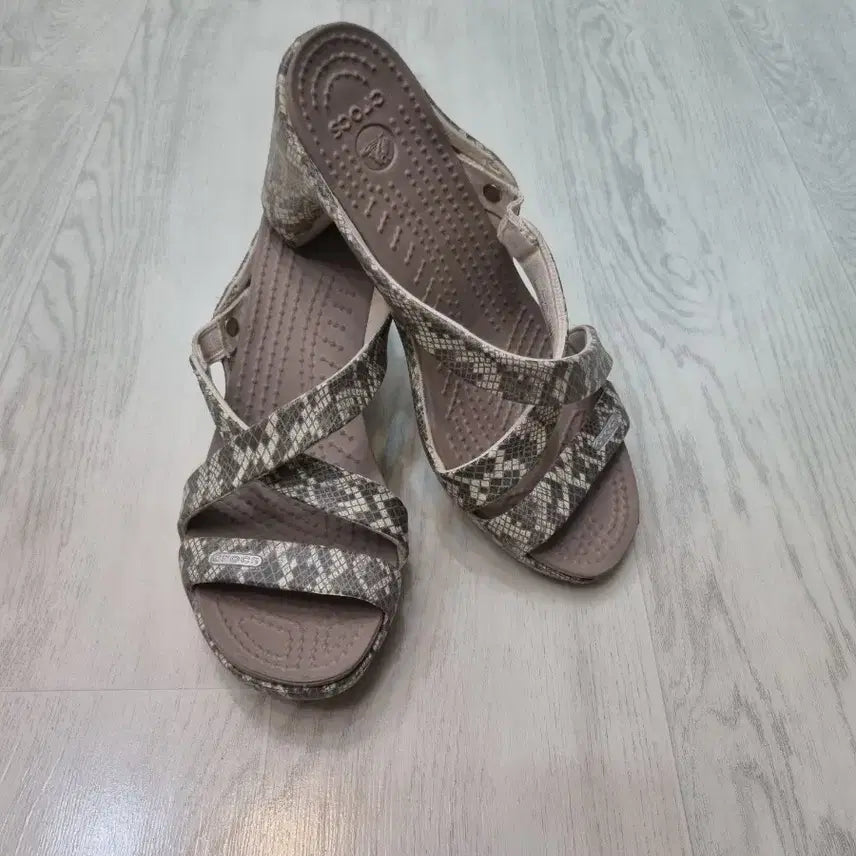 [BUNJANG] Crocs W6 Snakeskin Pattern Sandals/Slippers / W6/ 크록스