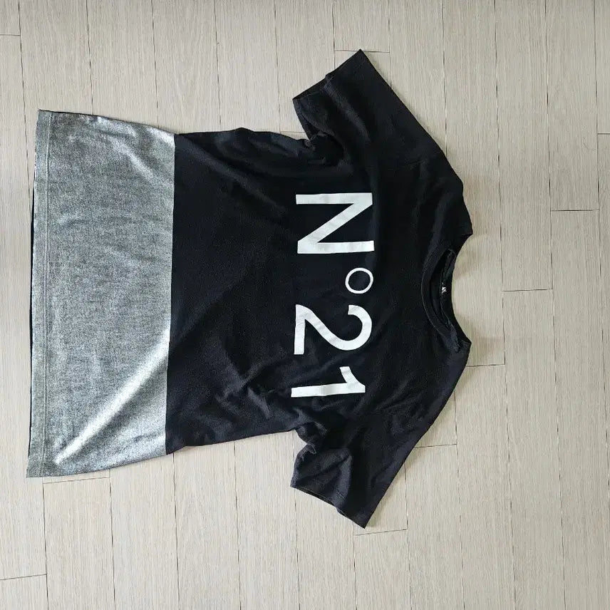 [BUNJANG] Italian Color-Blocked Short-Sleeve T-Shirt Black/Silver Size 95 / 반팔티블랙실버배색이태리95ㅡ해운대