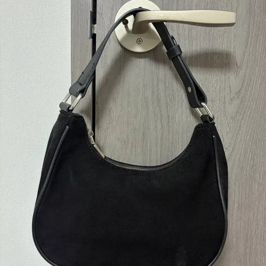 [BUNJANG] Suede Shoulder Bag Black / 스웨이드 숄더백 블랙 가방