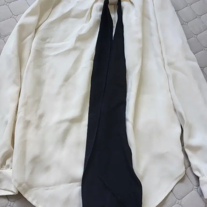 [BUNJANG] Cream Ribbon Blouse / 크림색 리본 블라우스