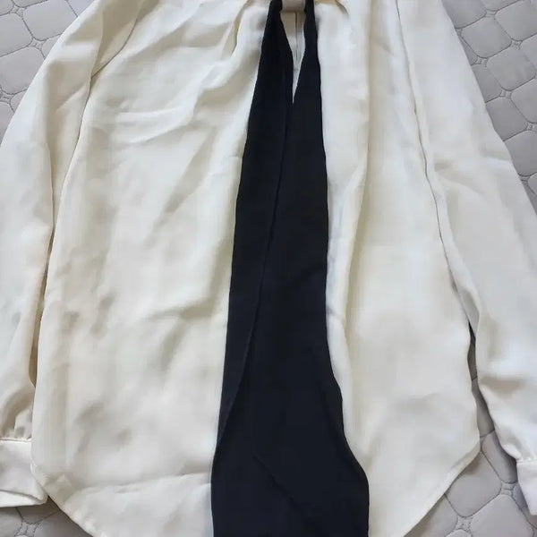 [BUNJANG] Cream Ribbon Blouse / 크림색 리본 블라우스