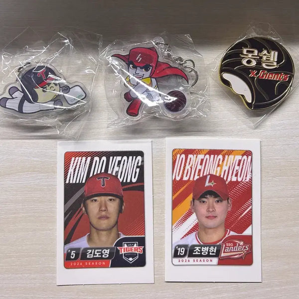 [BUNJANG] KBO Lotte Welgood Sticker Keyring & Badge Set (Kim Do-young, Cho Byung-hyun) / KBO 롯데웰푸드 띠부씰 키링 뱃지 김도영 조병현 롯데 엘지 기아 키움