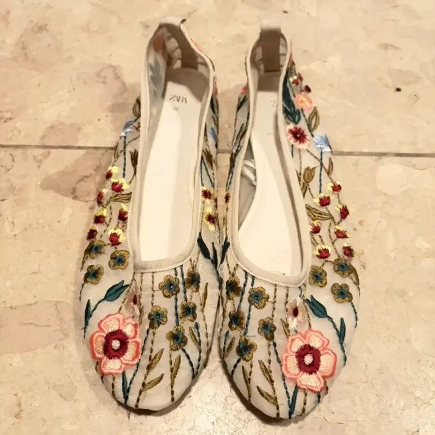 [BUNJANG] ZARA Embroidered Ballet Flats - Size 38 (240-245mm) / ZARA 자라 플라워 자수 플랫슈즈 발레리나 38(240~245