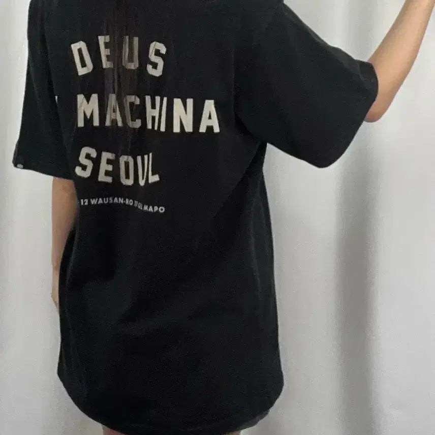 [BUNJANG] Deus Ex Machina Seoul College Black T-Shirt / 데우스 엑스 마키나 서울 컬리지 블랙 반팔