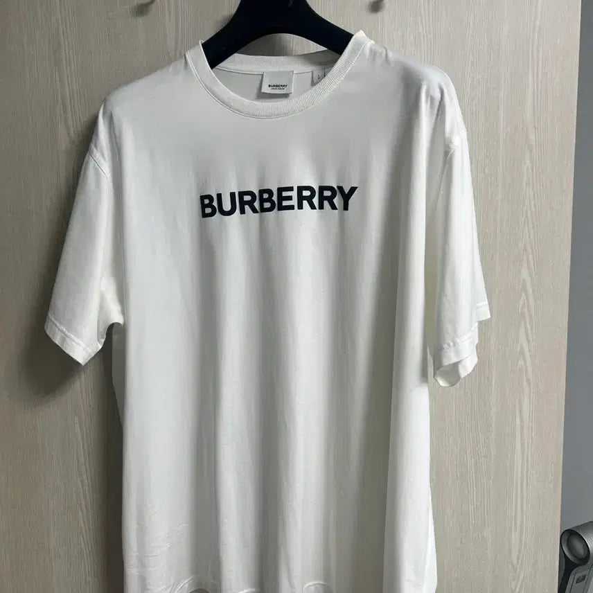 [BUNJANG] Burberry Men's Oversized Logo Short Sleeve T-Shirt / [극미중고,국내매장판] 버버리 전면로고 반팔