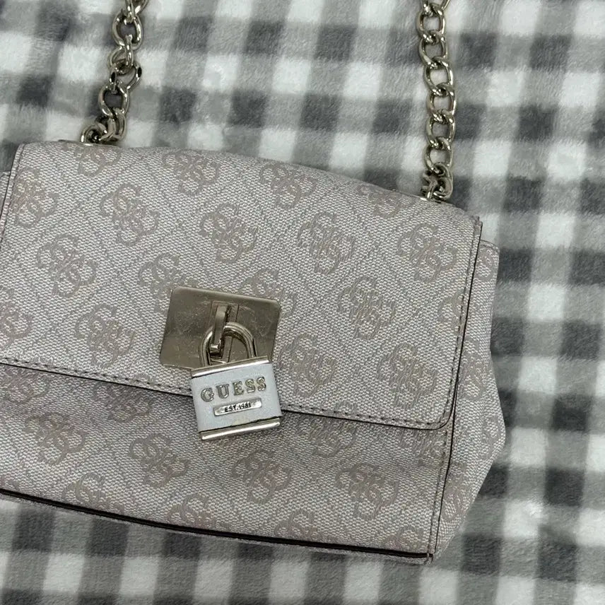 [BUNJANG] Guess Logo Pattern Chain Shoulder Bag / (파격세일) 게스 로고 패턴 체인 숄더백