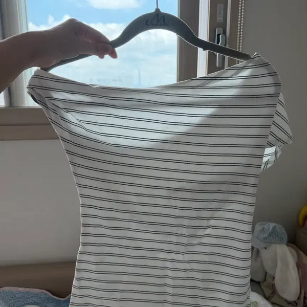 [BUNJANG] NUNU Off-Shoulder T-Shirt / 뉴뉴 오프숄더 티