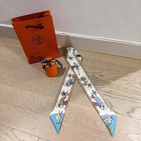 [BUNJANG] Hermès 24SS Les Voitures Nouvelles Twilly Silk Scarf Bleu Glacier / [정품] 에르메스 24SS 레 부아츄 누벨트윌리 블루 글라시에