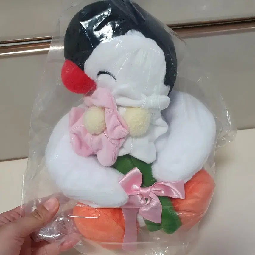 [BUNJANG] Medium Pingu Doll Holding Flower / 귀여운 꽃을든 핑구 중형인형