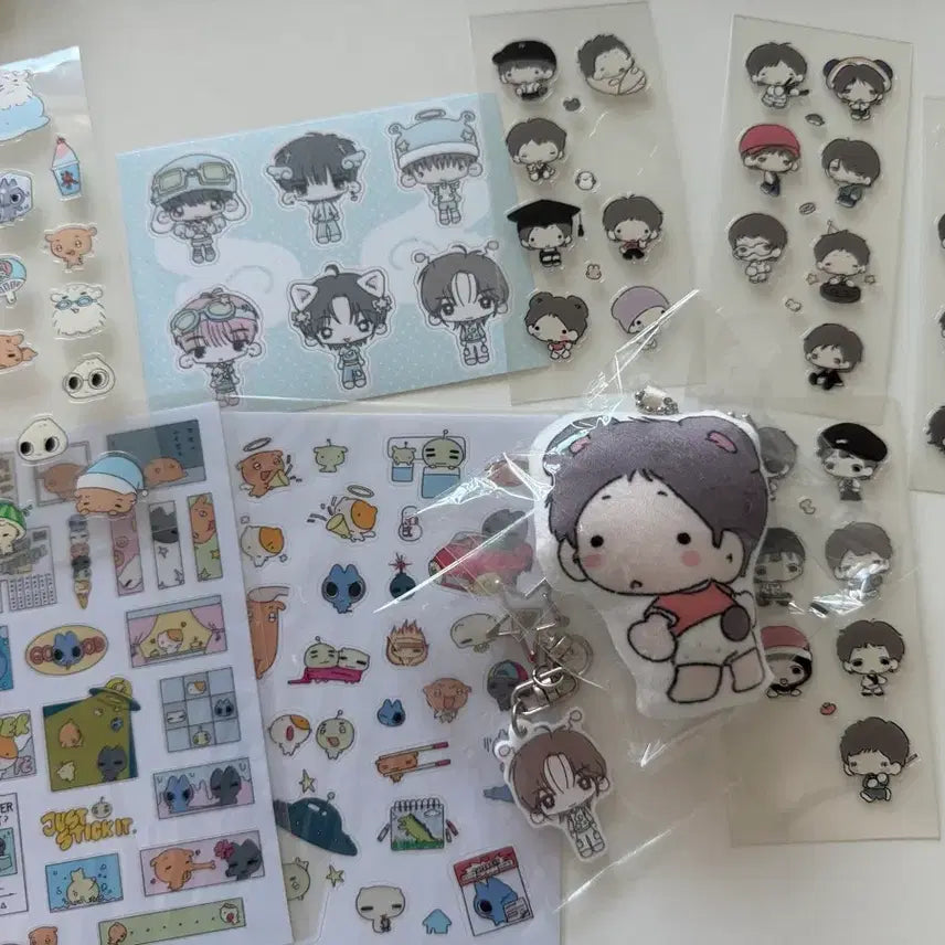 [BUNJANG] BOYNEXTDOOR DUDU Sticker & Cushion Keyring Bundle Set / 보넥도 비공굿 박사 김부쫀 듀 doo 스티커 키링 쿠션키링 양도