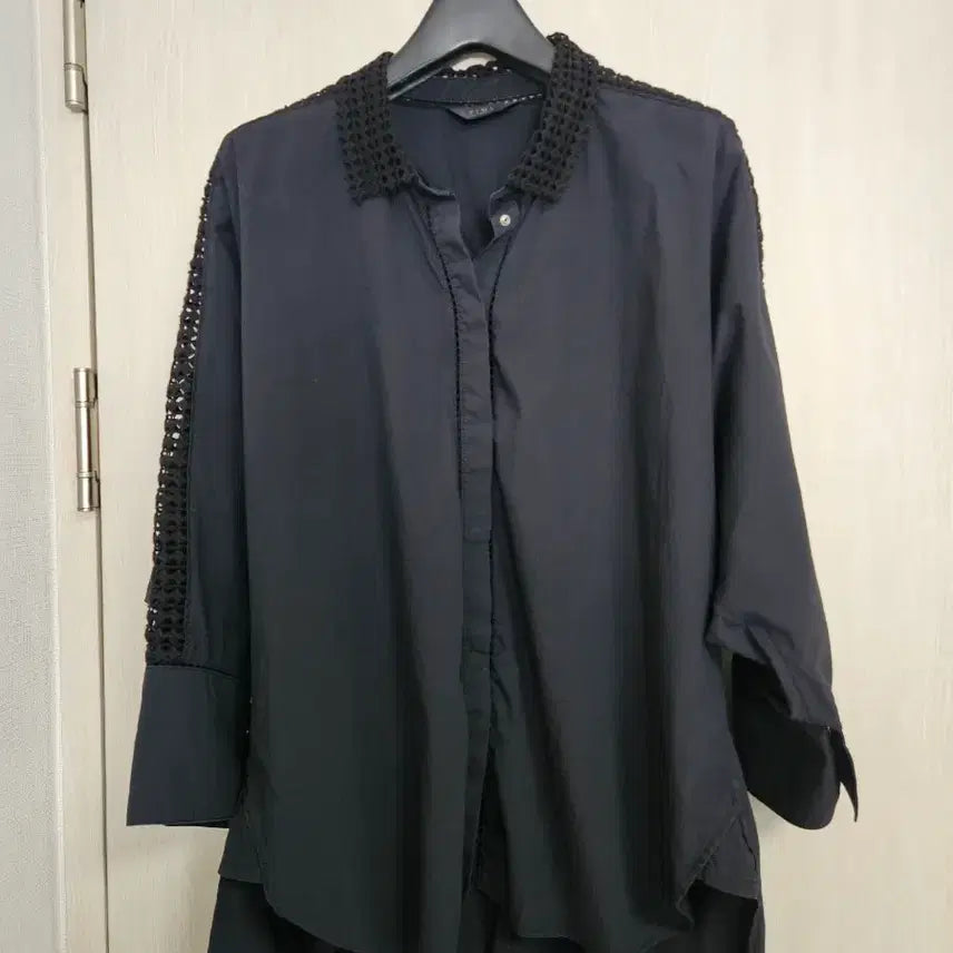 [BUNJANG] Time Postmodern Black Shirt with Lace Detail / 타임 포스트모던 블랙 셔츠 레이스 디테일