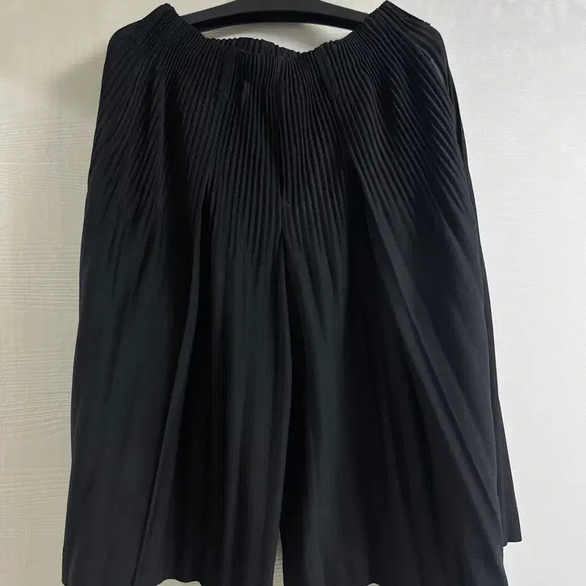 [BUNJANG] Homme Plissé Issey Miyake 25SS Fluffy Wide Bermuda Pants Black Size 2 / 25ss 옴므플리세 플러피와이드팬츠(버뮤다) 2사이즈(30)
