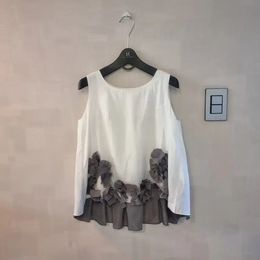 [BUNJANG] White Sleeveless Blouse with Flower Trim / 화이트 플라워 장식 민소매 블라우스 44