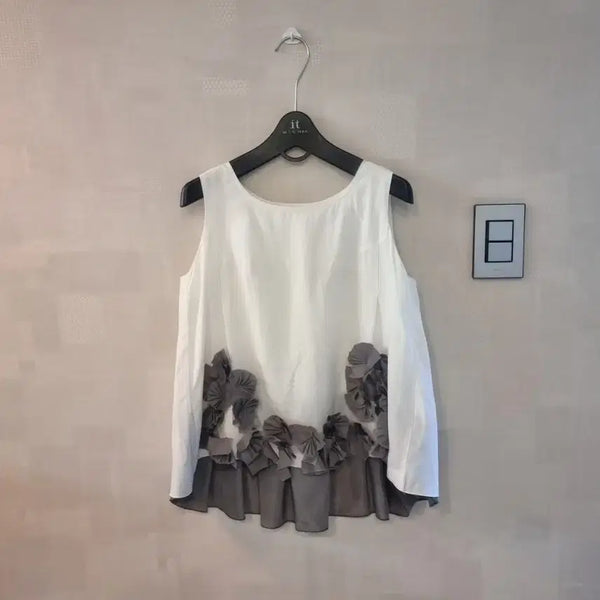 [BUNJANG] White Sleeveless Blouse with Flower Trim / 화이트 플라워 장식 민소매 블라우스 44