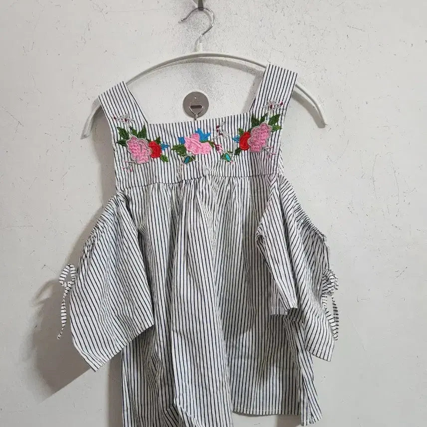 [BUNJANG] Stripe Floral Embroidery Off-Shoulder Blouse / 스트라이프 꽃 자수 오프숄더 블라우스