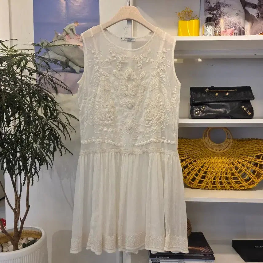 [BUNJANG] Mango Embroidered Sleeveless Tunic Dress / 망고 자수 슬리브리스 튜닉 원피스