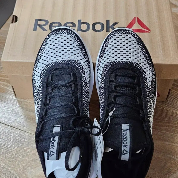 [BUNJANG] Reebok Runner Women's Sneakers / 리복  러너 운동화 235