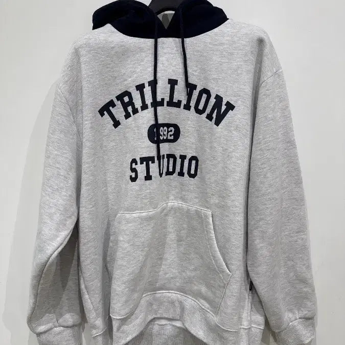 [BUNJANG] TRILLION Color Block 1992 Graphic Hoodie / [L] 트릴리온 컬러 배색 1992 그래픽 후드티