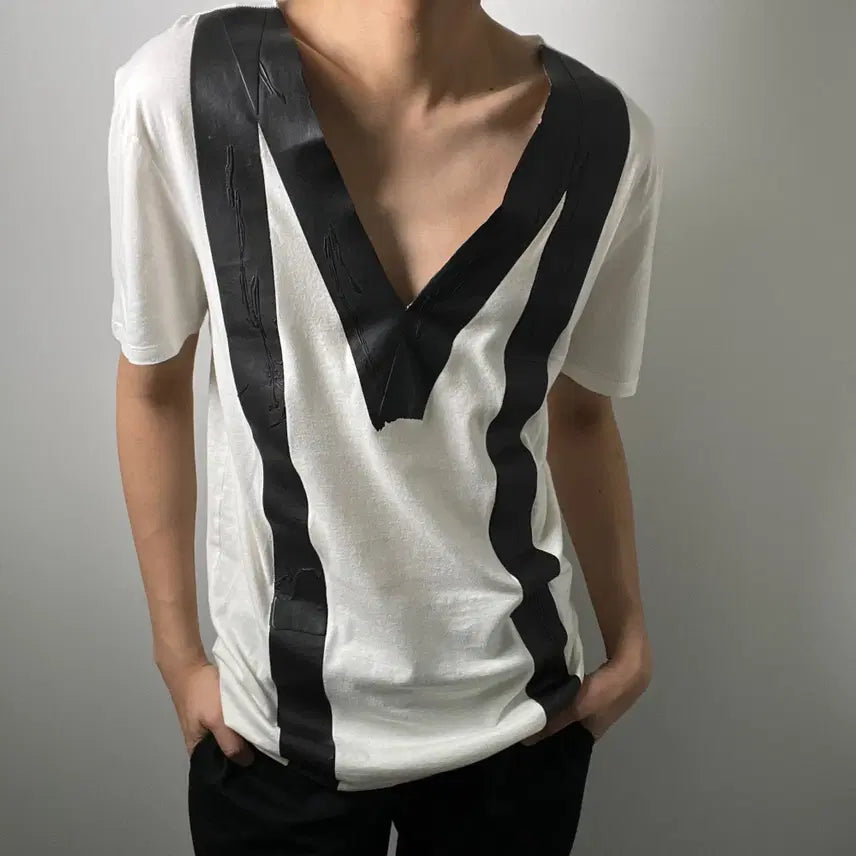 [BUNJANG] Maison Martin Margiela 08FW Coated M Graphic V-Neck Short Sleeve T-Shirt / 08fw 메종 마틴 마르지엘라 코팅 M 그래픽 브이넥 반팔 티셔츠