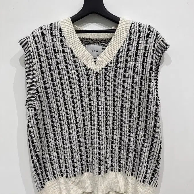 [BUNJANG] IVAN V-Neck Pattern Stripe Knit Vest / [FREE] 이반 브이넥 패턴 스트라이프 니트 조끼