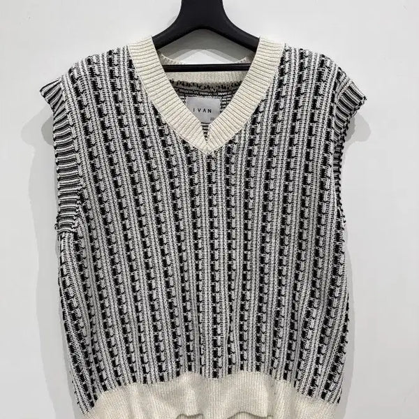 [BUNJANG] IVAN V-Neck Pattern Stripe Knit Vest / [FREE] 이반 브이넥 패턴 스트라이프 니트 조끼