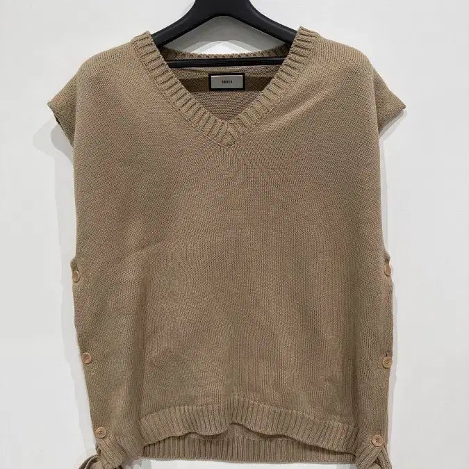 [BUNJANG] SKETCH V-Neck Knit Vest / [Free] 스케치 브이넥 니트 베스트