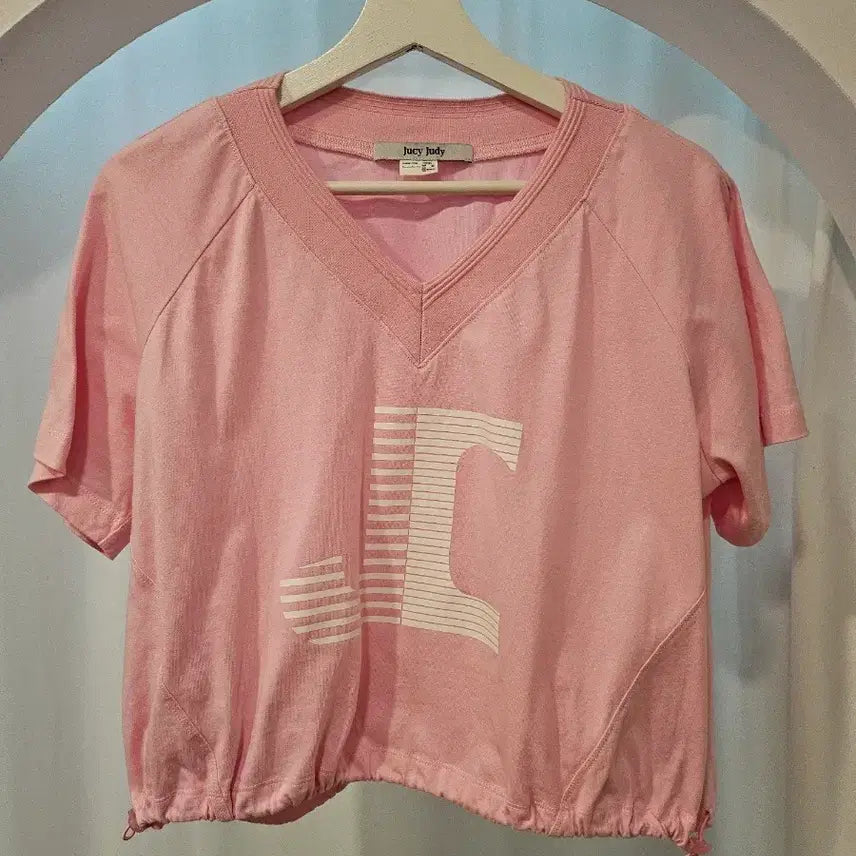 [BUNJANG] Juicy Judy V-Neck Logo Print Short Sleeve T-Shirt / 쥬시쥬디 반팔 티셔츠