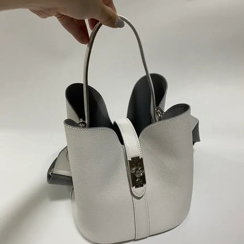 [BUNJANG] Vunque Petal Hobo Bag / 분크 페탈 호보