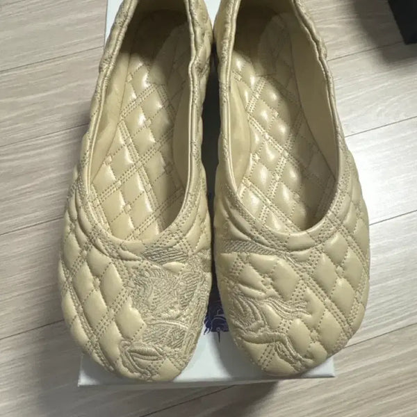 [BUNJANG] Burberry Beige Flat Shoes Size 36 (US 7.5-8) / 버버리 플랫 36 (240)