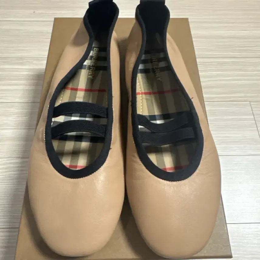 [BUNJANG] Burberry Beige Flat Shoes Size 38 / 버버리 플랫 38