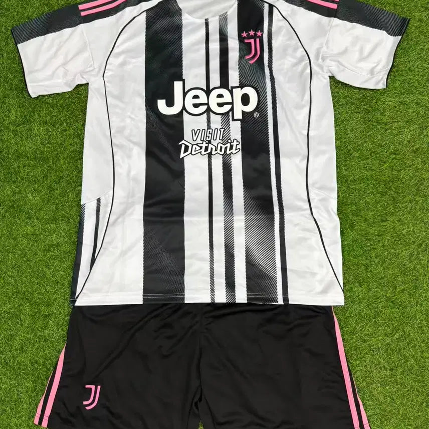 [BUNJANG] Juventus Kids Soccer Uniform Set (Home) - Youth Sizes / (새상품)2526 유벤투스 축구유니폼 상하세트 홈 유소년 키즈 어린이