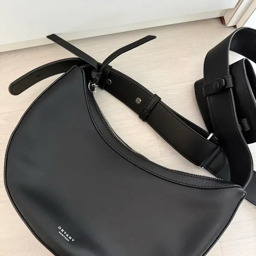 [BUNJANG] Oryany Leather Crossbody Bag Black / 오야니 크로스백