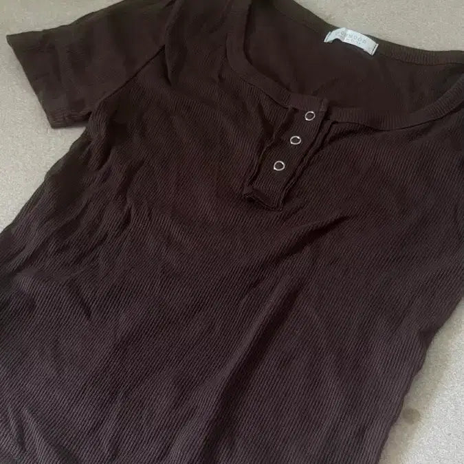 [BUNJANG] Brown Ribbed Short Sleeve T-Shirt with Button Detail / 갈색 반팔