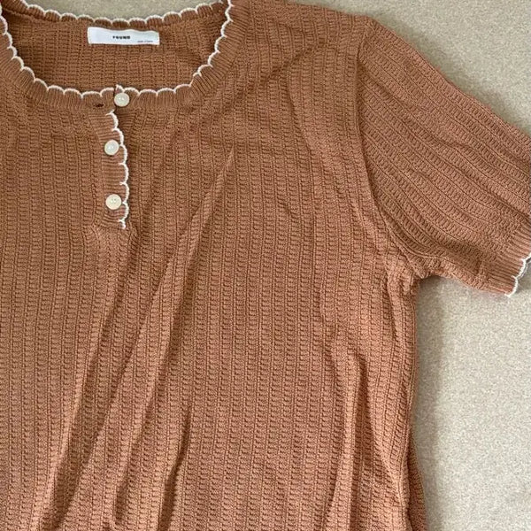 [BUNJANG] Unique Material Brown Short Sleeve T-Shirt with Frill Detail / 귀여운 반팔티