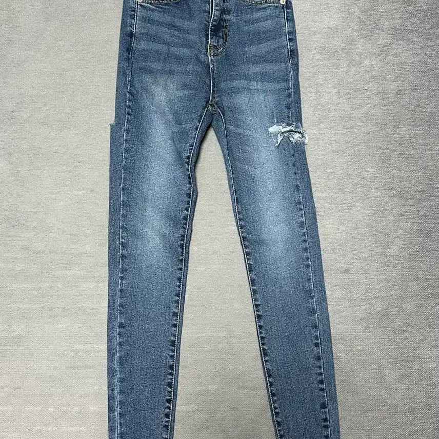 [BUNJANG] High-Waist Slim Fit Ripped Jeans - Size S / 하이웨이스트 슬림핏 찢청 S사이즈