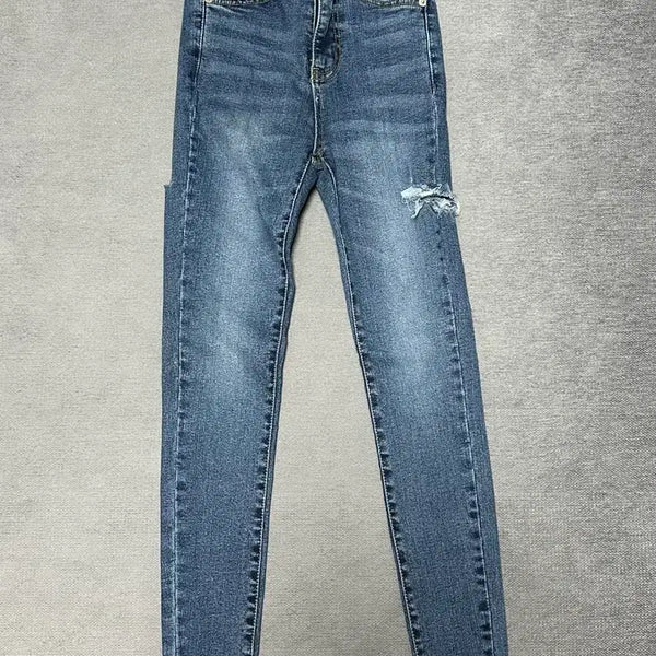 [BUNJANG] High-Waist Slim Fit Ripped Jeans - Size S / 하이웨이스트 슬림핏 찢청 S사이즈