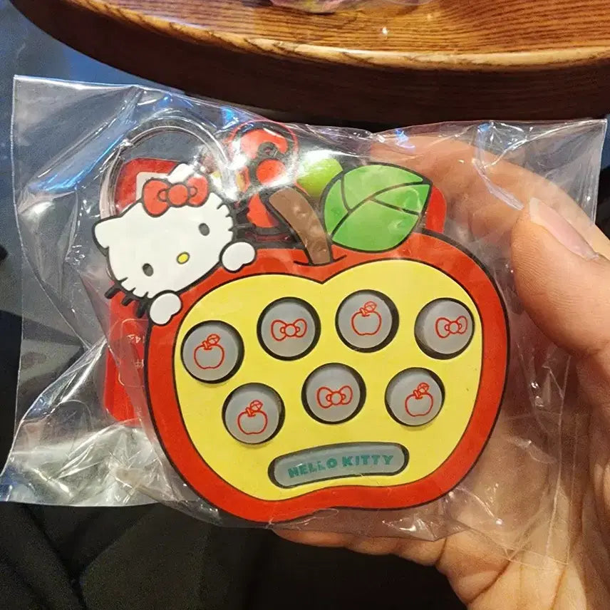 [BUNJANG] Sanrio Hello Kitty Apple Shape Mini Game Keychain / 정품 새 상품) 산리오 헬로키티 사과 모양 게임기 키링