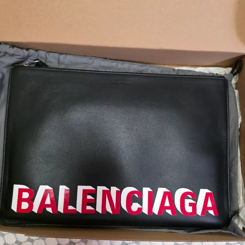 [BUNJANG] Balenciaga Logo Clutch Bag Black / 발렌시아가 로고 클러치백 블랙