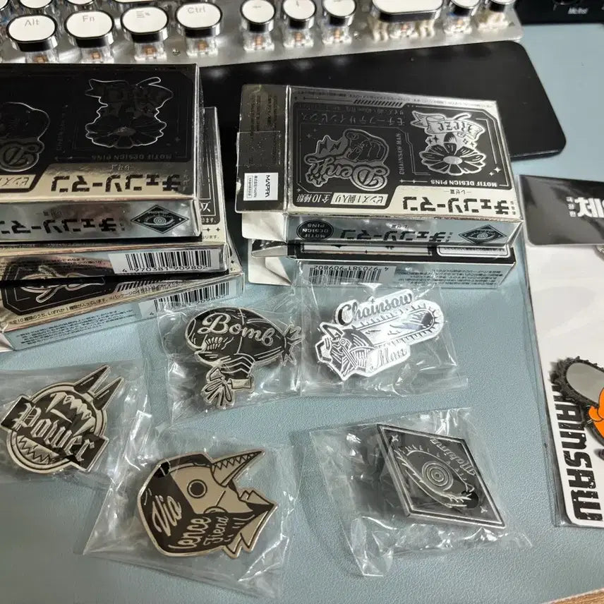 [BUNJANG] Chainsaw Man Goods Badge & Pochita Keychain Bundle Set / 체인소맨 굿즈 뱃지 키링 일괄