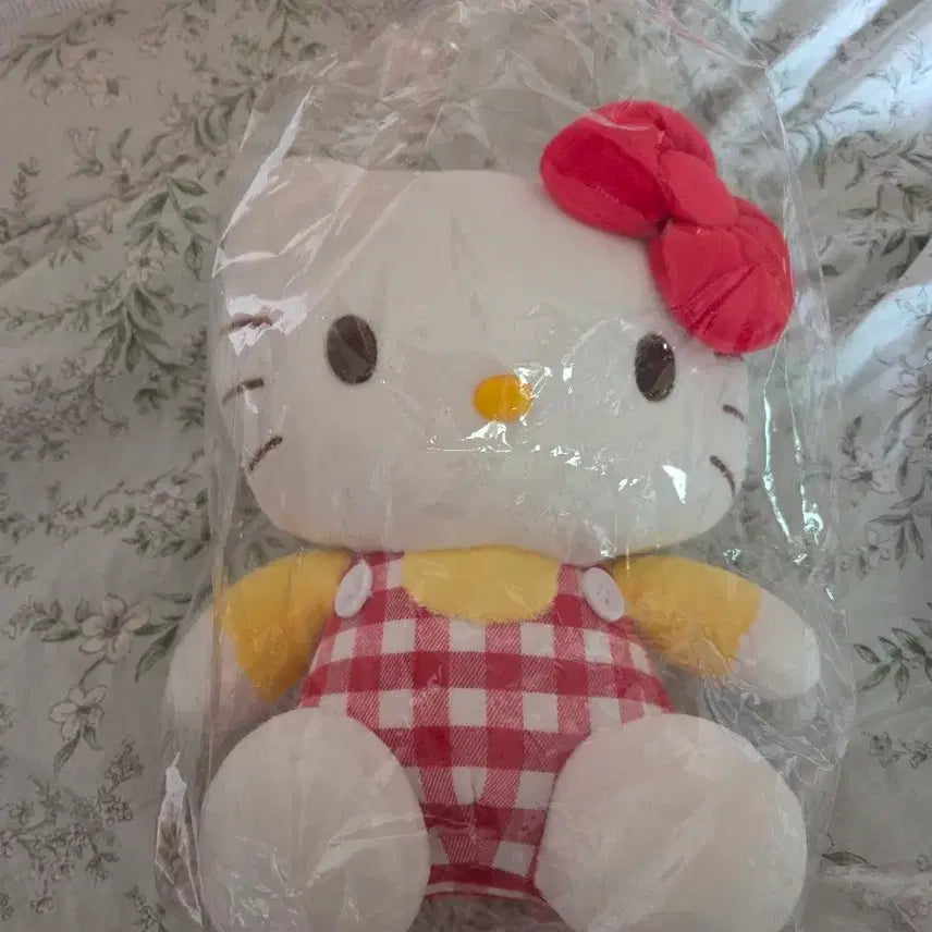 [BUNJANG] Hello Kitty Plush with 5 Bonus Mini Keychains / 헬로키티 인형(덤 인형키링 5개)