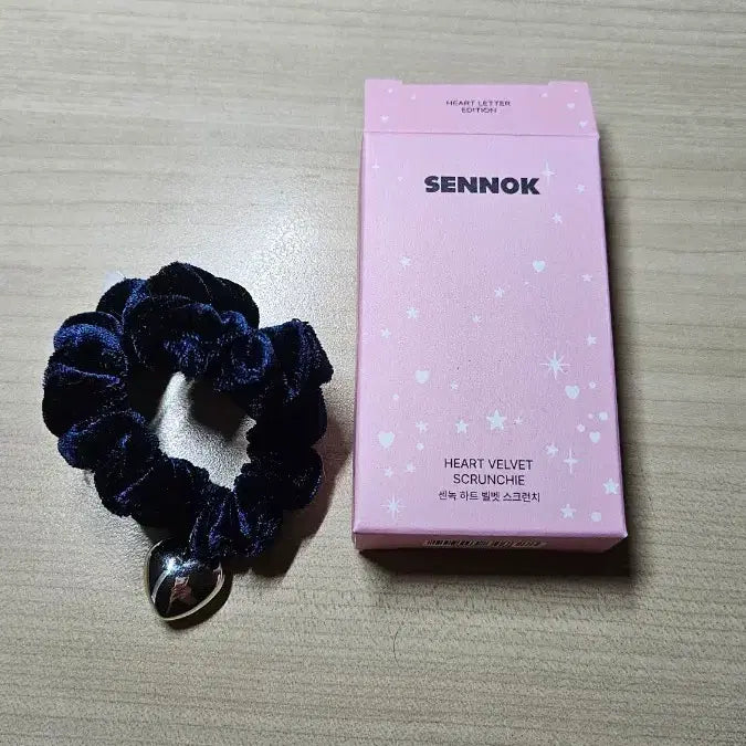[BUNJANG] Senrok Heart Velvet Scrunchie / 센녹 하트 벨벳 스크런치