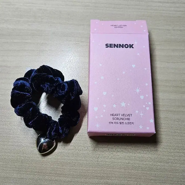 [BUNJANG] Senrok Heart Velvet Scrunchie / 센녹 하트 벨벳 스크런치