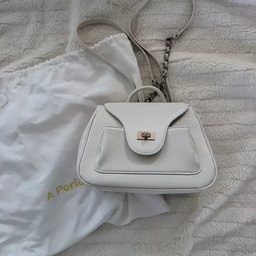 [BUNJANG] APOIO PAO Chain Backpack Off White / 아포아 파오 체인 백팩 오프화이트